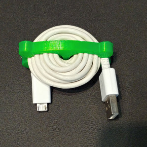 Kompaktní držák a navíječ USB kabelu