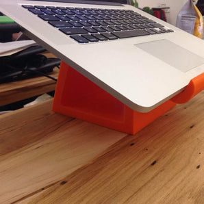 Prostorově úsporný a ergonomický stojan pro MacBook Pro