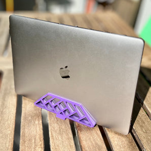 Vertikální stolní stojan pro MacBook Pro (TouchBar) v režimu Clamshell