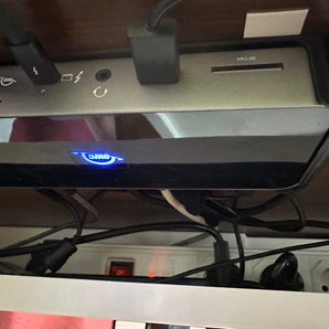 Zaklapávací montáž pro dok OWC Thunderbolt 4 – optimální organizace stolu