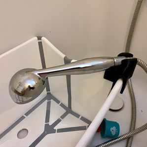 Držák sprchové hlavice pro dětskou vaničku Stokke Flexi Bath