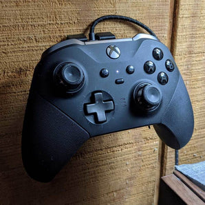 Ovladač Xbox Elite Series 2 a nabíjecí stanice pro upevnění na stěnu