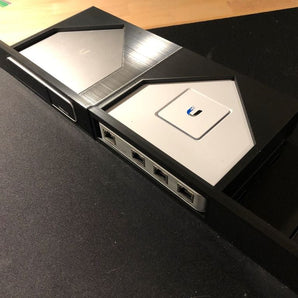 Ubiquiti UniFi USG a Cloud Key Gen 2 Plus rackové montáže
