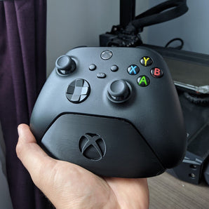 Minimalistický stojan na ovladač Xbox s logem Xbox