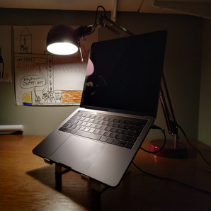 Zvýšený stojan pro MacBook Pro 13"