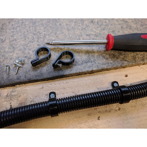 P-svorka držák kabelů pro 20mm instalační trubky