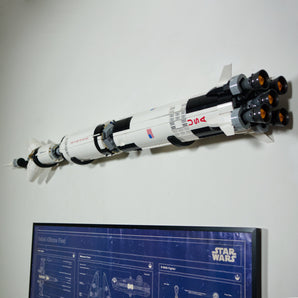 Minimalistické nástěnné umění pro raketu Saturn V