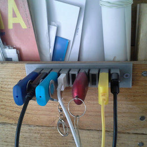Praktické držáky USB kabelů – sada 9 ks