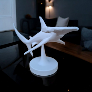 Detailní skulptura plavajícího žraloka kladiváče