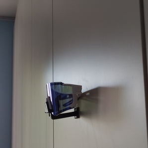 Minimalistický nástěnný držák na brýle a sluneční brýle