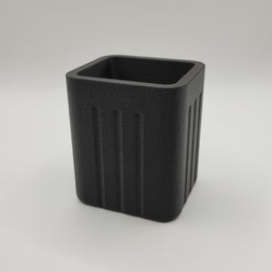 Moderní čtvercový držák na tužky s žebrovaným designem