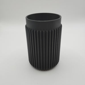  držák na svíčky s moderním žebrovaným designem
