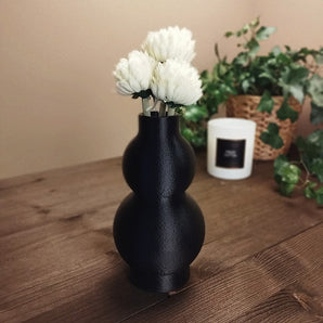 Moderní váza se dvěma elegantními křivkami