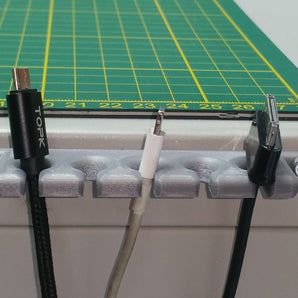 Držák kabelu USB na stůl