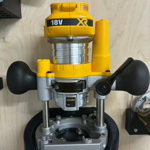 Halter pro Dewalt Kombifráz DCW604NT - Řešení pro montáž na zeď