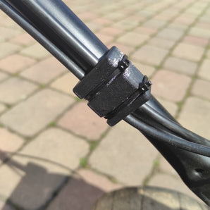 Praktický držák kabelů a vodičů pro trubky o průměru 22 mm