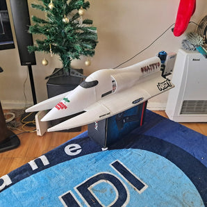 RC F1 Závodní loď – Vysoce výkonný a stabilní model
