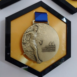 Barevný hexagonální držák na medaile