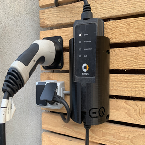 Držák nabíjecího kabelu pro Smart EQ – Uspořádané nabíjení