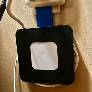 Držák nabíječky MacBook a organizér kabelů pro nástěnnou zásuvku