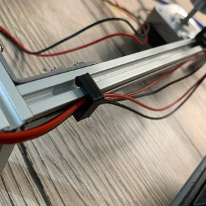 Makerbeam svorka na kabely