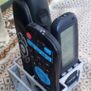Držák dálkového ovládání s vestavěným stojanem na smartphone