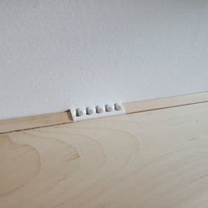 Diskrétní držák kabelů na psací stůl