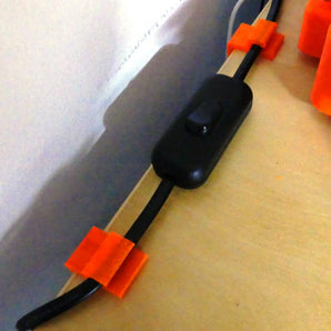 Držák kabelů pro psací stůl IKEA