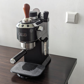 DeLonghi Dedica kryt na tácek na šálky a 51mm držák nářadí (EC680/EC685)