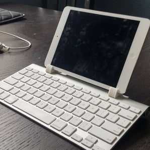 Přepracovaný držák iPadu Mini a bezdrátové klávesnice Apple